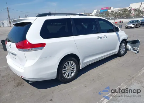 2014 Toyota Sienna Xle V6 8 Passenger z USA, uszkodzony, nr VIN 5TDYK3DC3ES464360